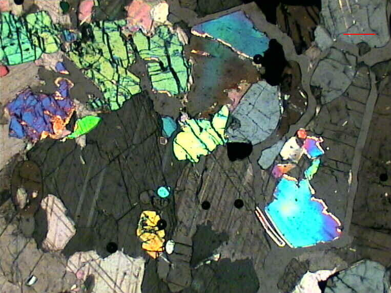 carbonatito, rocha gnea constituda essencialmente por clacita, observada a nicis cruzados